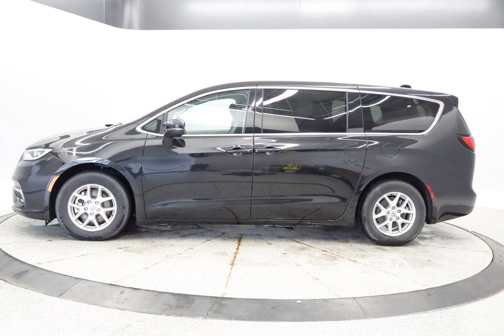 Thumbnail: 2023 Chrysler Pacifica - 2