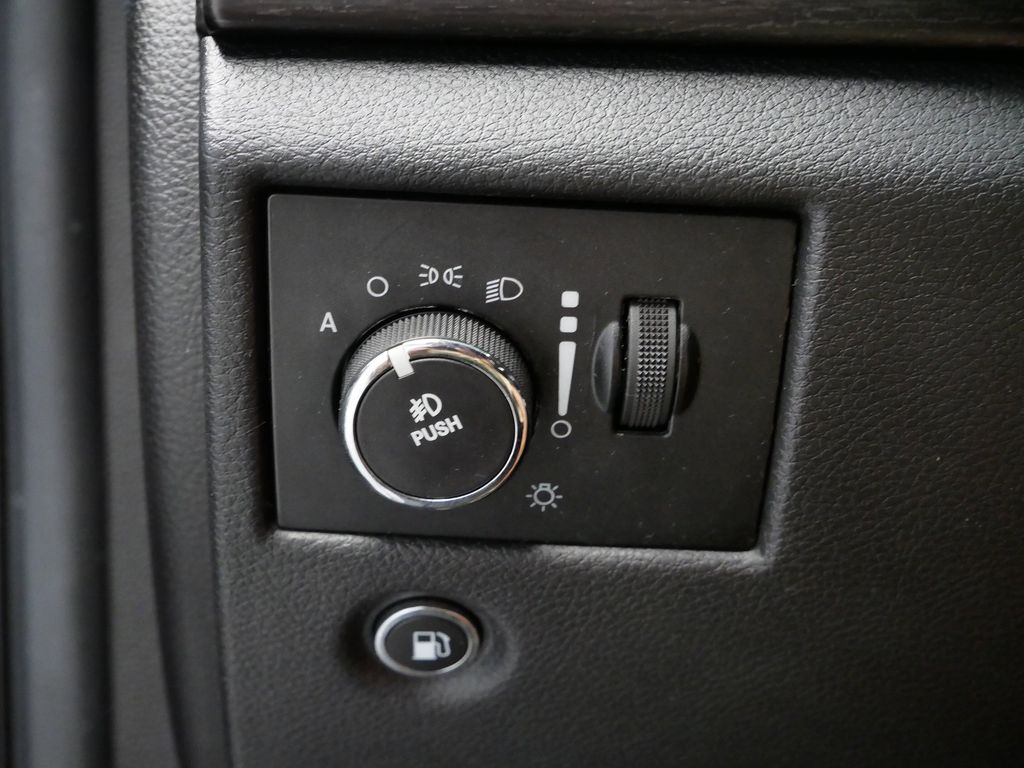 Thumbnail: 2014 Jeep Grand Cherokee - 21