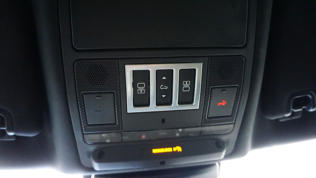 Thumbnail: 2020 Land Rover Discovery - 37