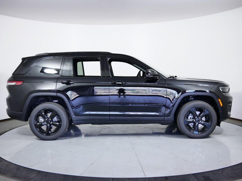 Thumbnail: 2024 Jeep Grand Cherokee - 9