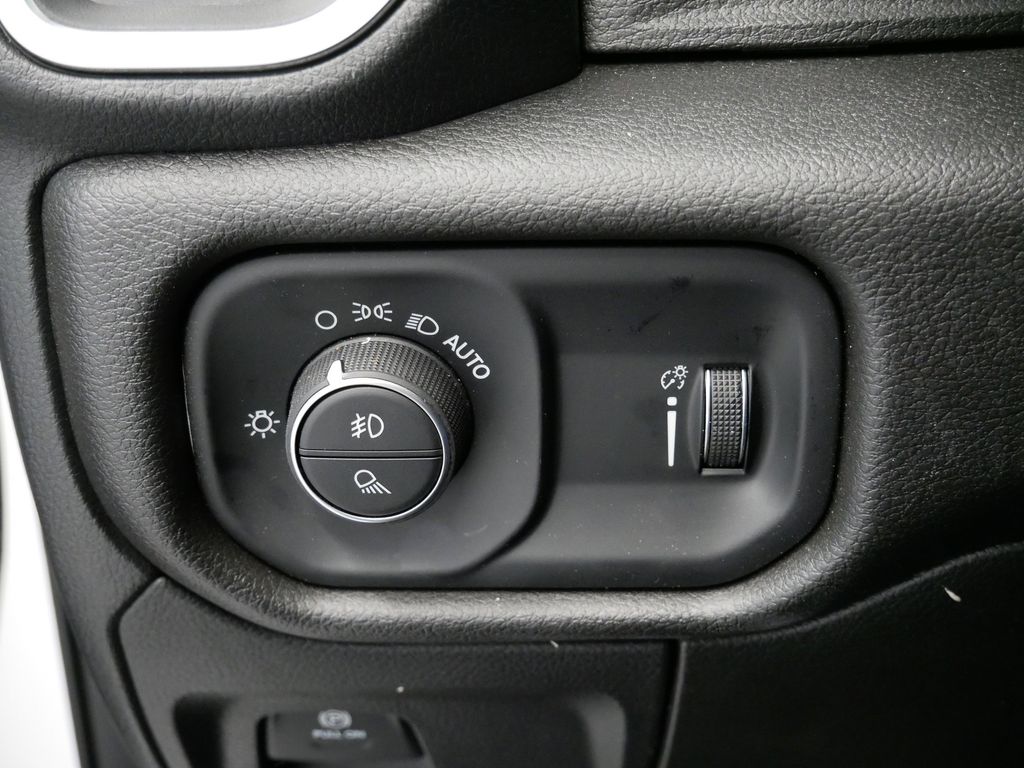 Thumbnail: 2025 RAM 1500 - 18