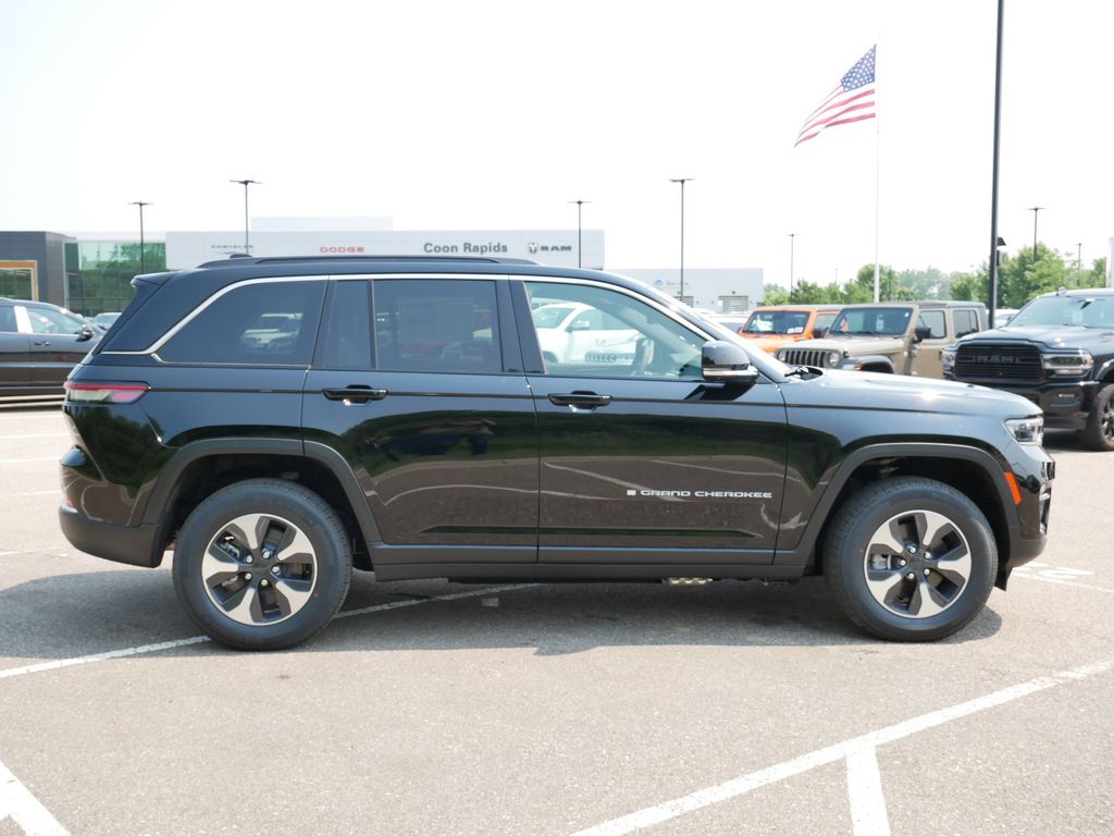 Thumbnail: 2025 Jeep Grand Cherokee - 9
