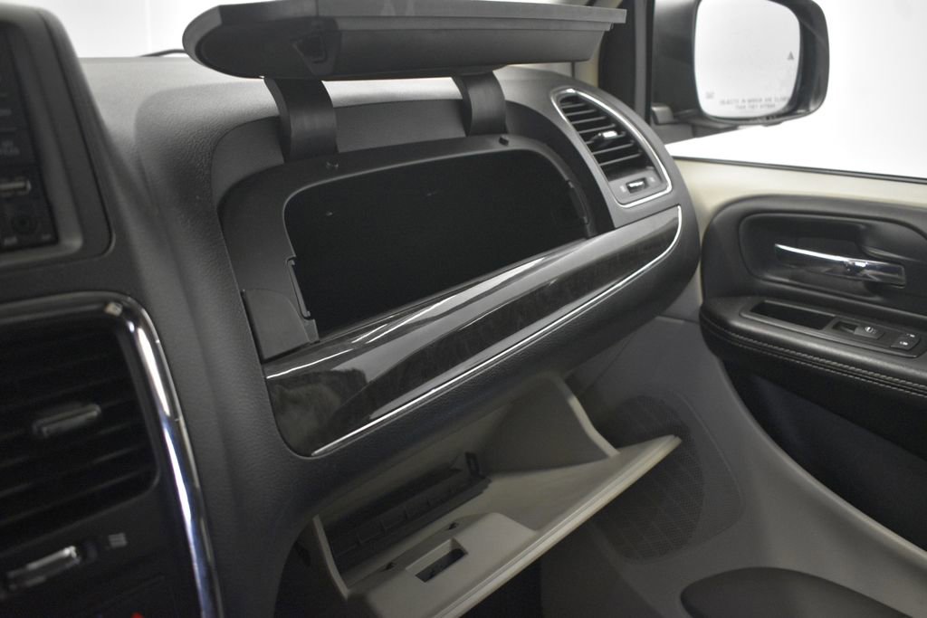 Thumbnail: 2014 Chrysler Town & Country - 44