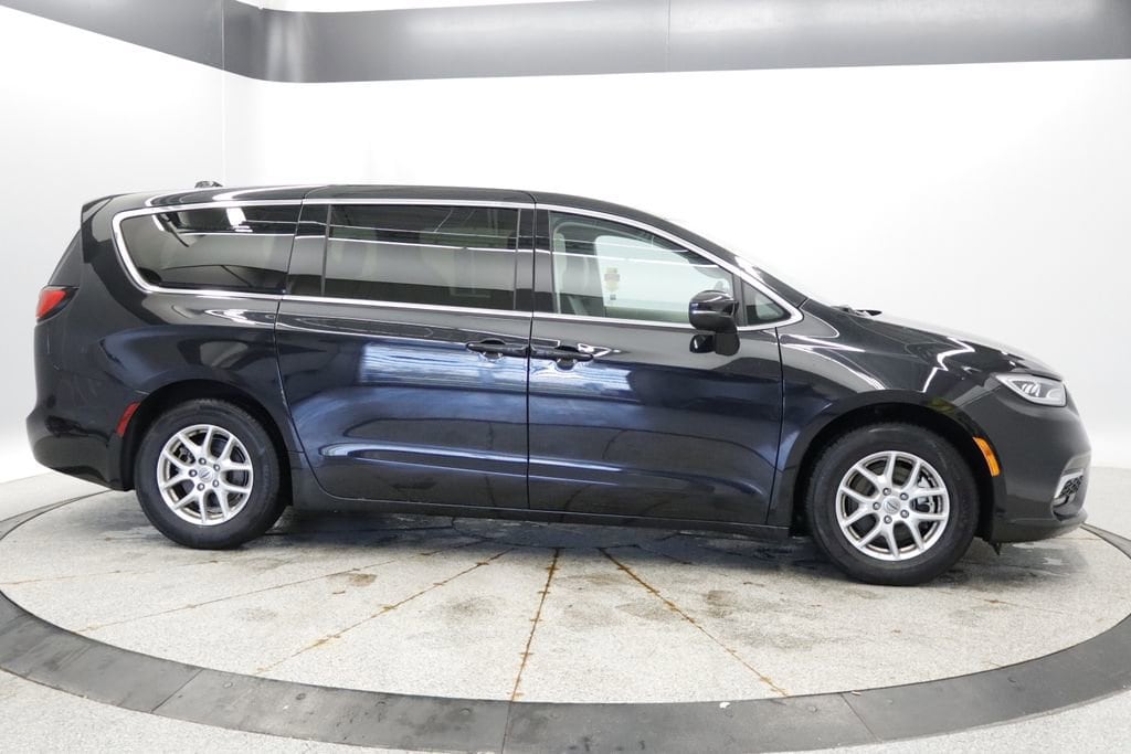 Thumbnail: 2023 Chrysler Pacifica - 6