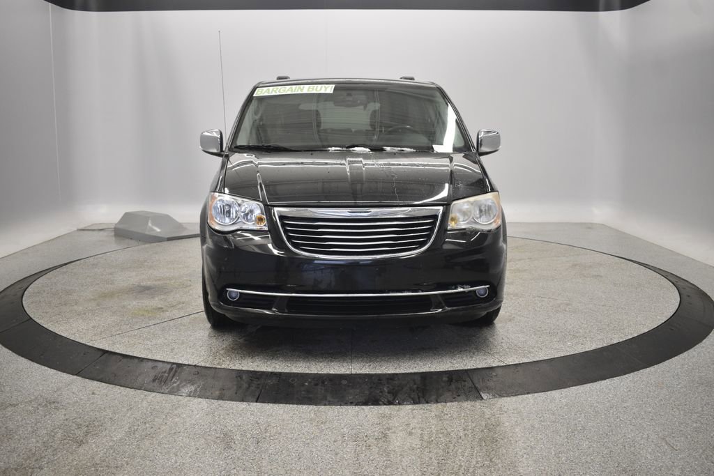 Thumbnail: 2014 Chrysler Town & Country - 10