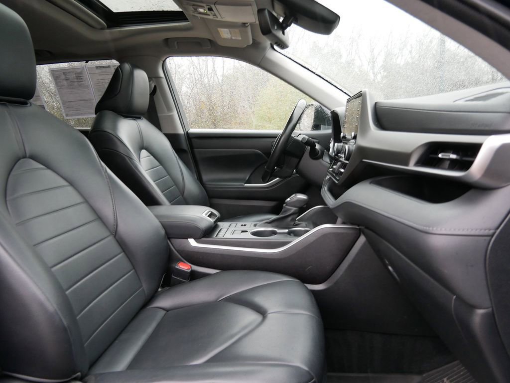Thumbnail: 2021 Toyota Highlander - 24