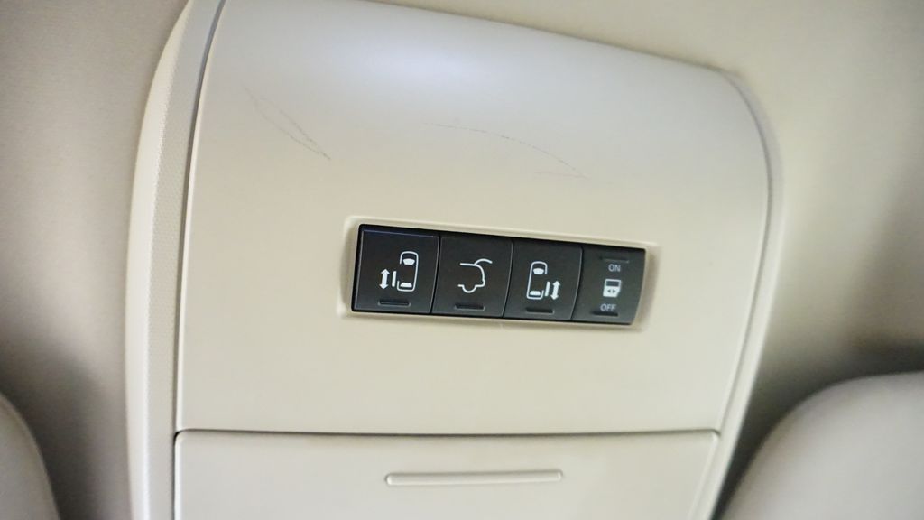 Thumbnail: 2013 Chrysler Town & Country - 33