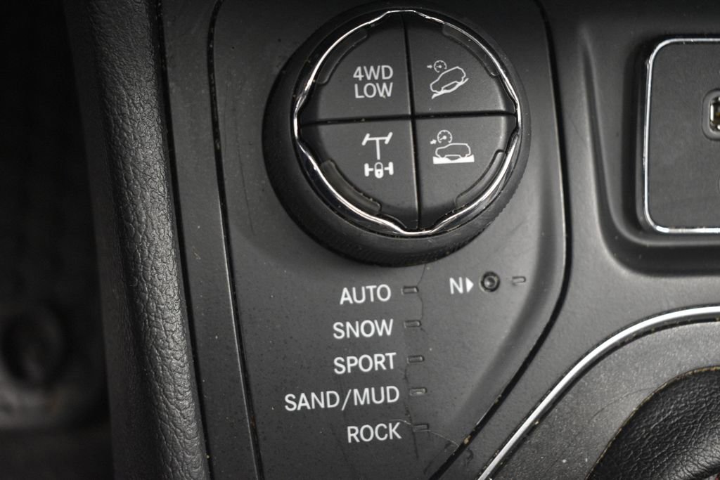 Thumbnail: 2019 Jeep Cherokee - 37