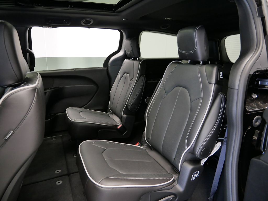 Thumbnail: 2026 Chrysler Pacifica - 9