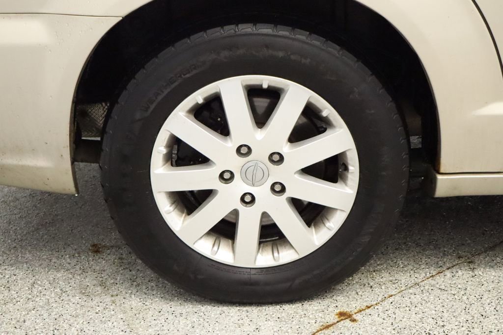 Thumbnail: 2014 Chrysler Town & Country - 13