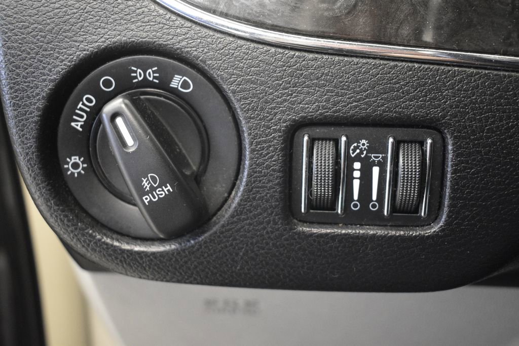 Thumbnail: 2014 Chrysler Town & Country - 32