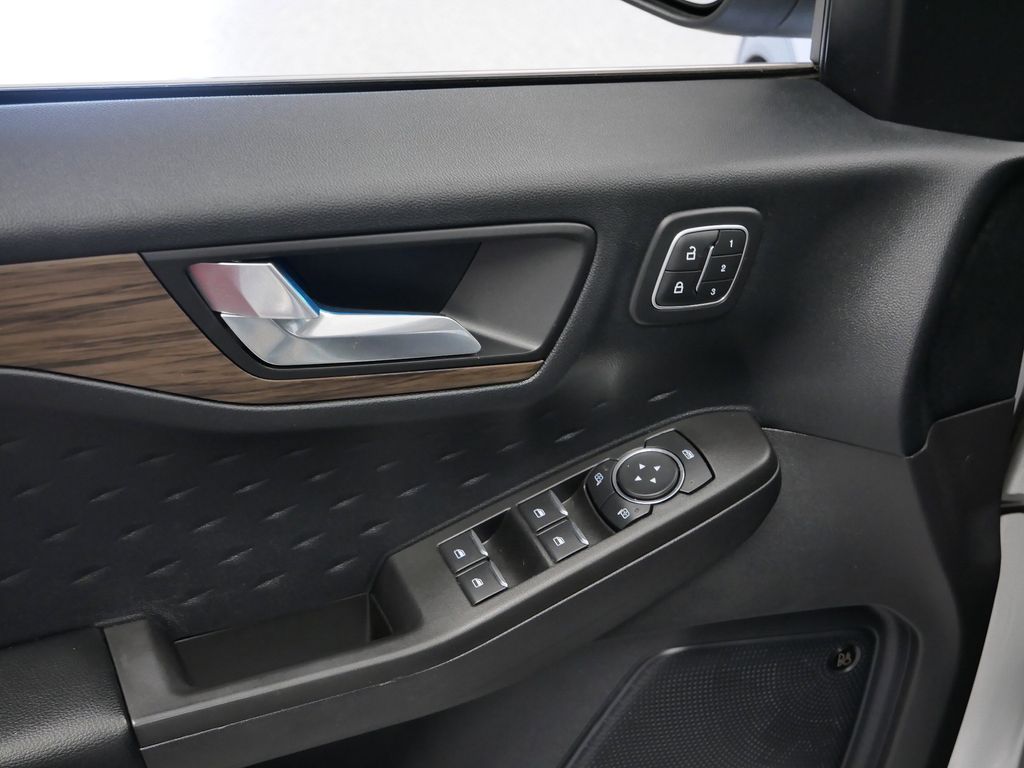 Thumbnail: 2020 Ford Escape - 8