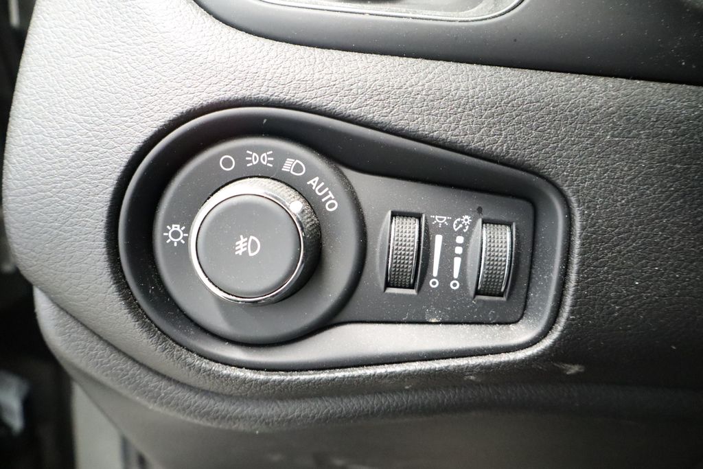 Thumbnail: 2022 Jeep Renegade - 34