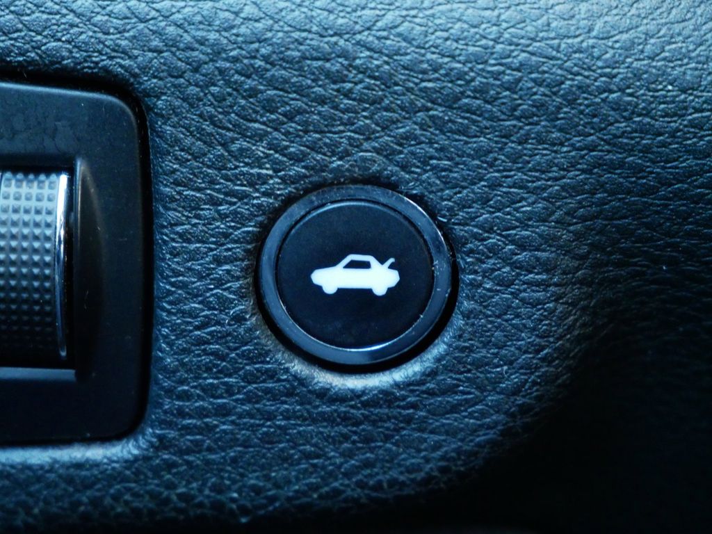 2015 Chrysler 200 S 25