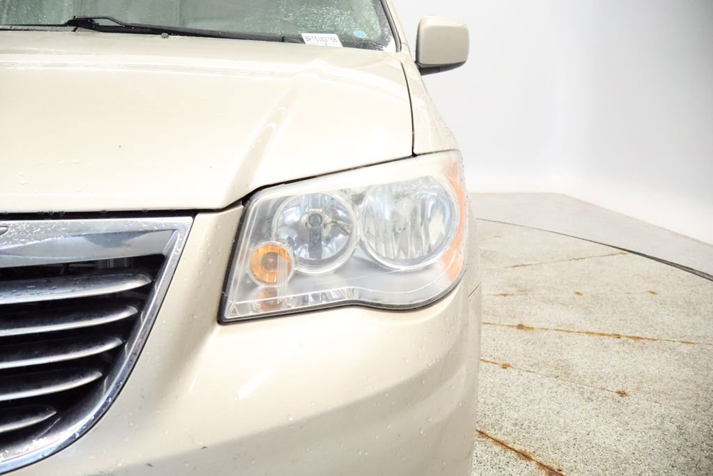Thumbnail: 2014 Chrysler Town & Country - 10