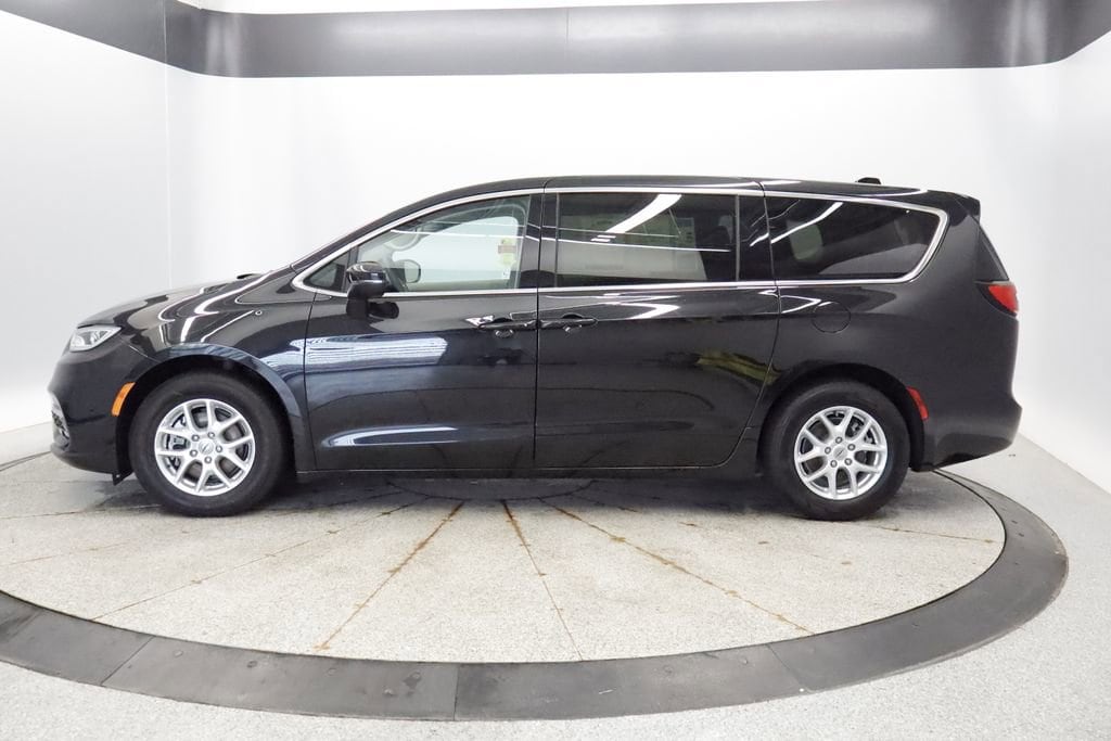 Thumbnail: 2023 Chrysler Pacifica - 2