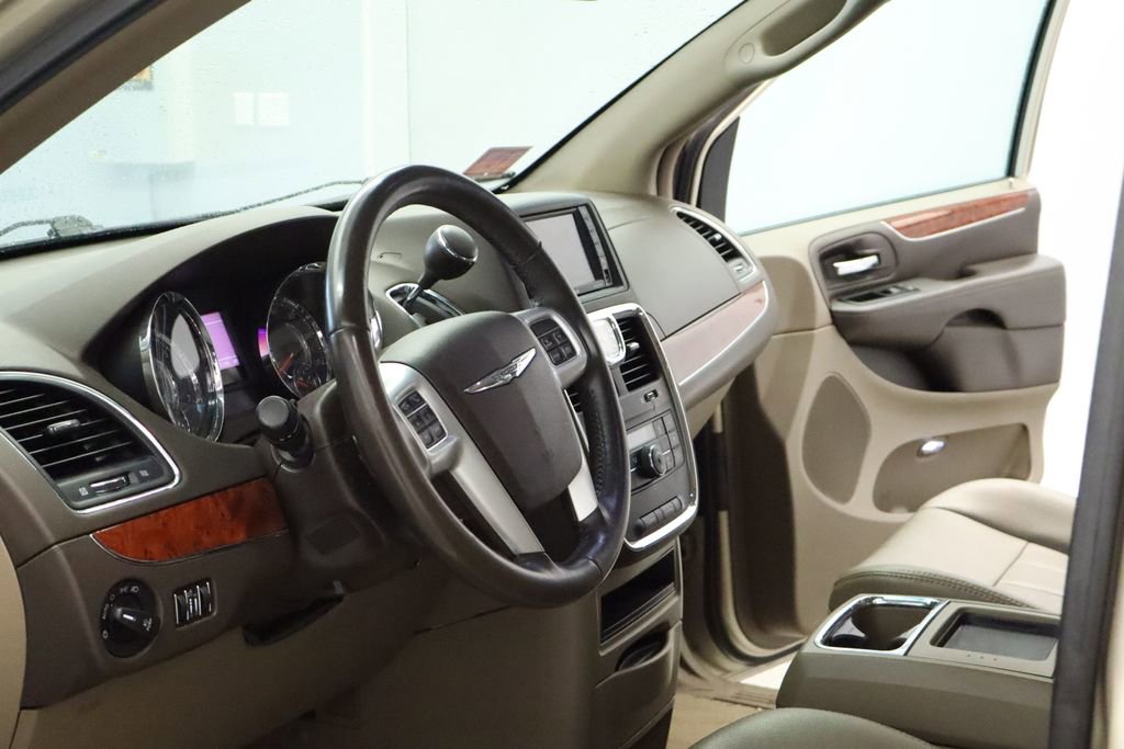 Thumbnail: 2014 Chrysler Town & Country - 16