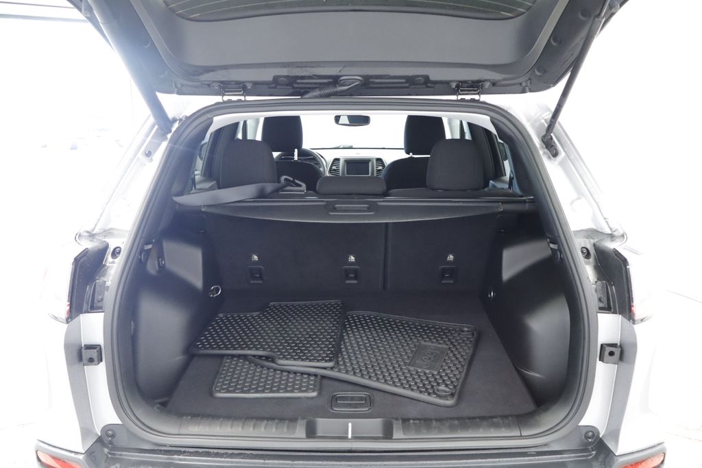 Thumbnail: 2019 Jeep Cherokee - 15