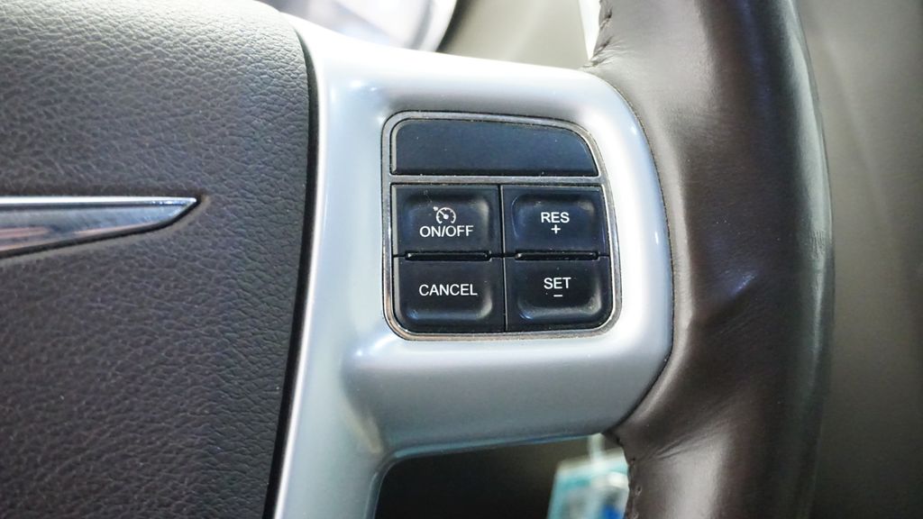 Thumbnail: 2013 Chrysler Town & Country - 32