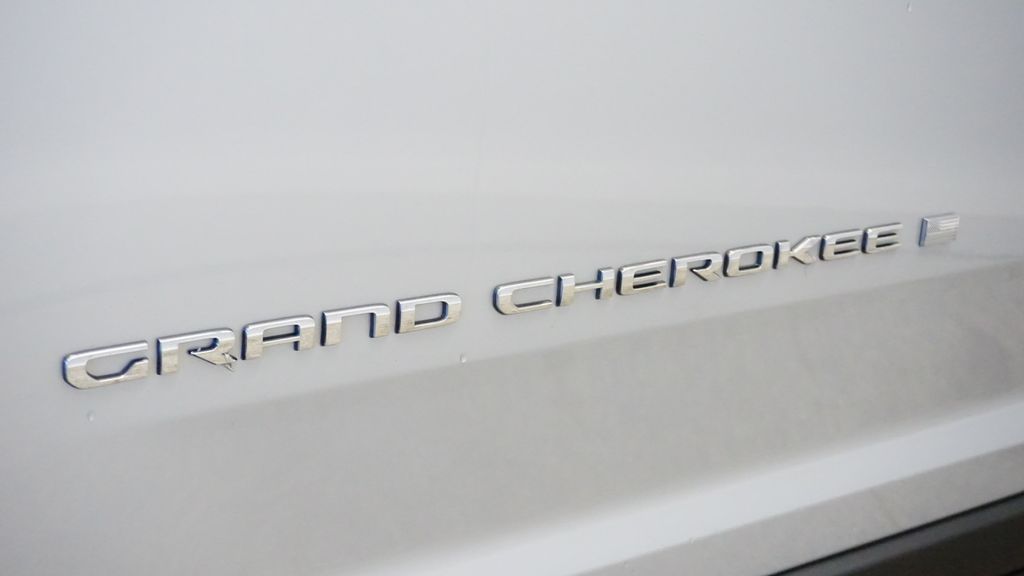 Thumbnail: 2022 Jeep Grand Cherokee - 14