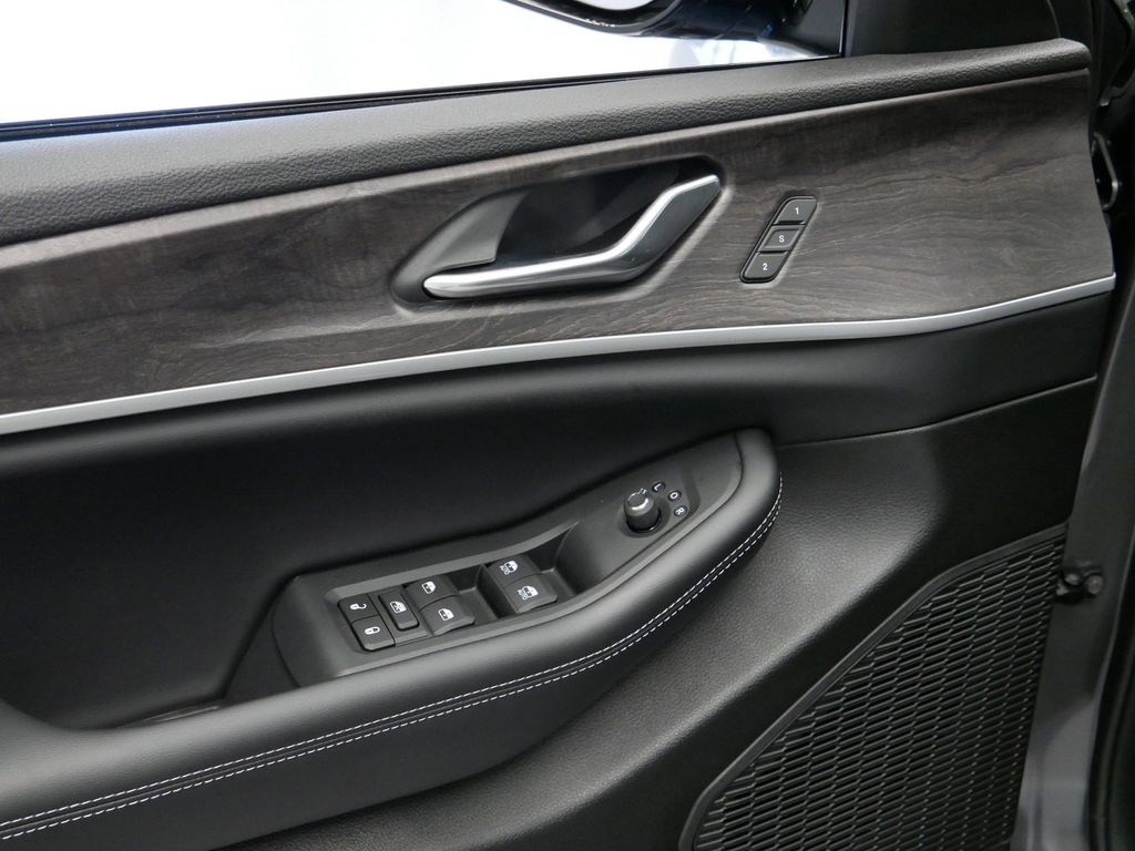 Thumbnail: 2025 Jeep Grand Cherokee - 8