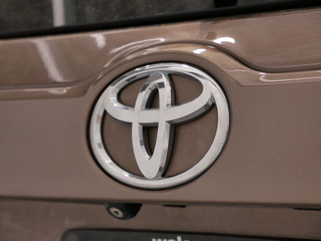Thumbnail: 2017 Toyota Highlander - 19