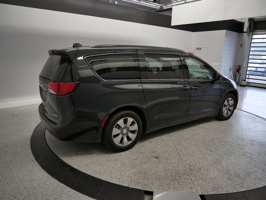 Thumbnail: 2018 Chrysler Pacifica - 17