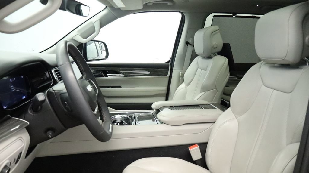 Thumbnail: 2022 Jeep Wagoneer - 31