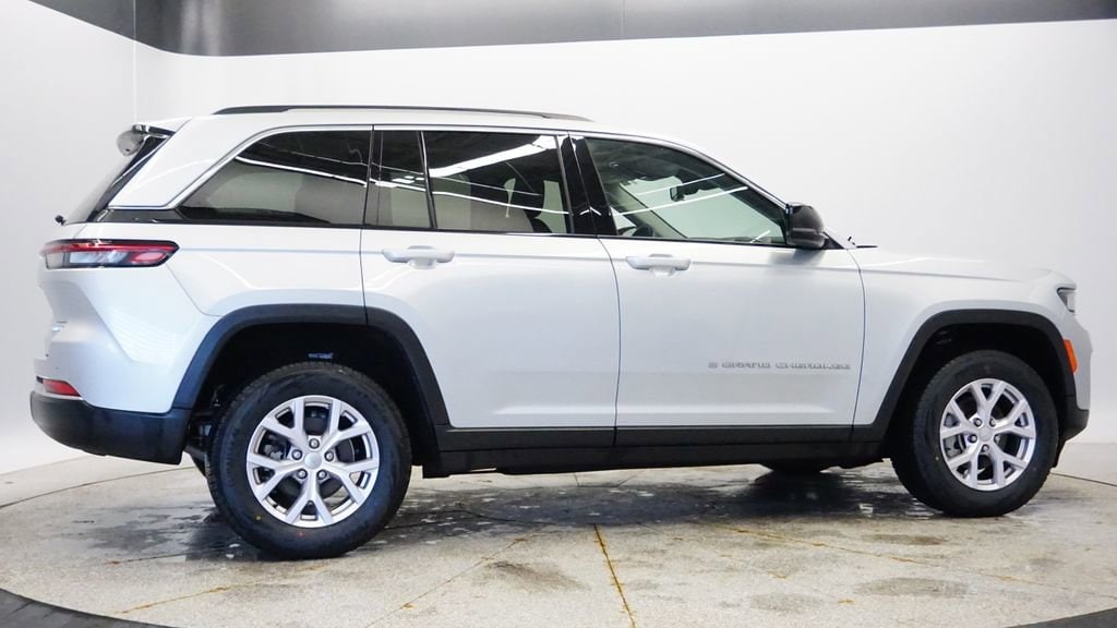 Thumbnail: 2022 Jeep Grand Cherokee - 8