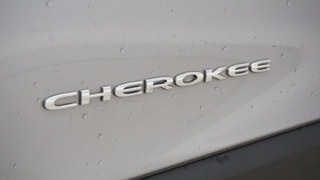 Thumbnail: 2019 Jeep Cherokee - 16