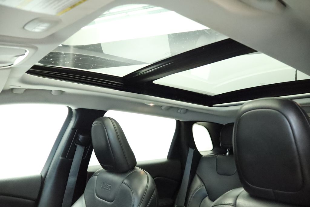 Thumbnail: 2021 Jeep Cherokee - 42