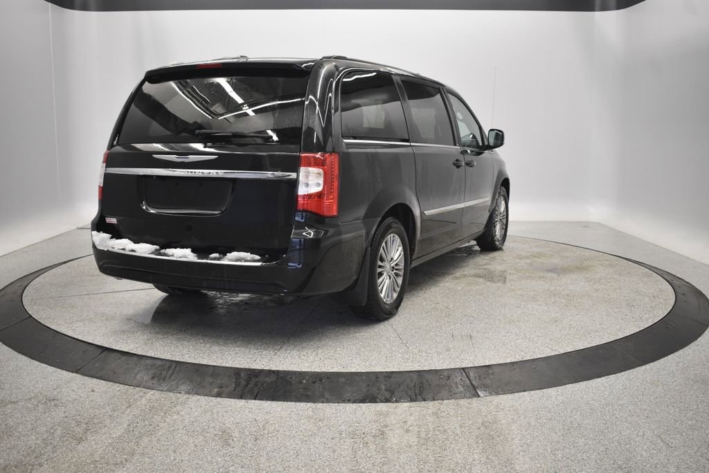 Thumbnail: 2014 Chrysler Town & Country - 6