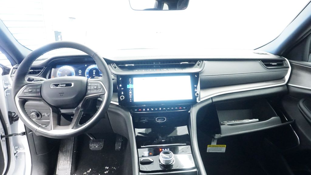 Thumbnail: 2026 Jeep Grand Cherokee - 25