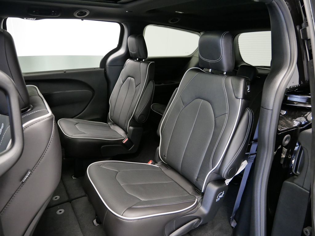 Thumbnail: 2026 Chrysler Pacifica - 10