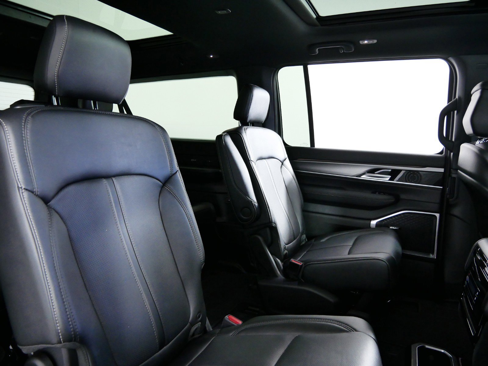 Thumbnail: 2024 Jeep Wagoneer - 23