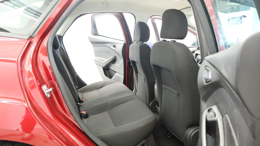 Thumbnail: 2015 Ford Focus - 16