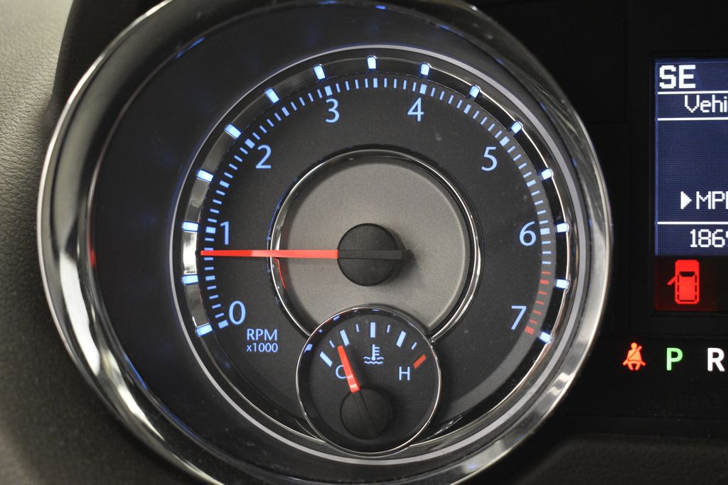 Thumbnail: 2015 Chrysler Town & Country - 46