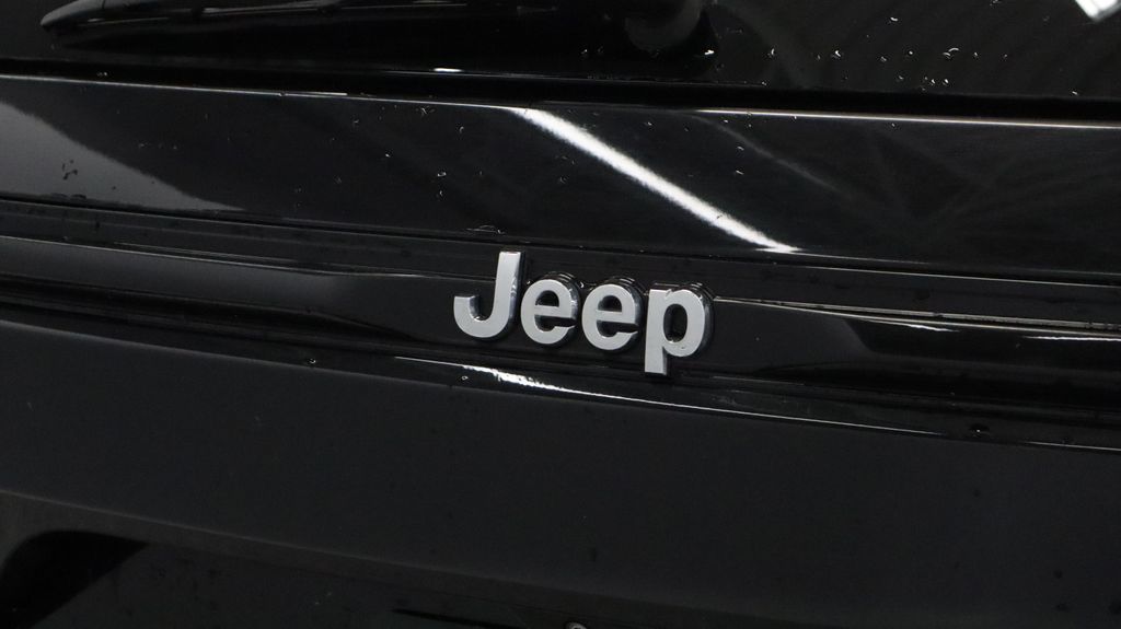 Thumbnail: 2023 Jeep Grand Cherokee - 16