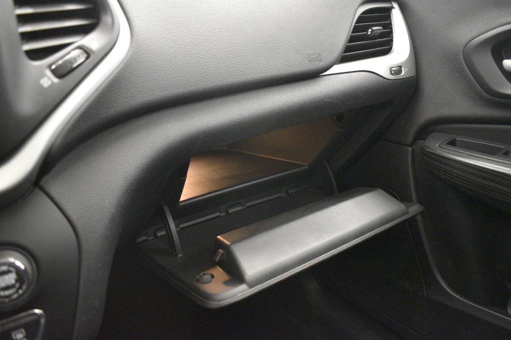 Thumbnail: 2016 Jeep Cherokee - 44