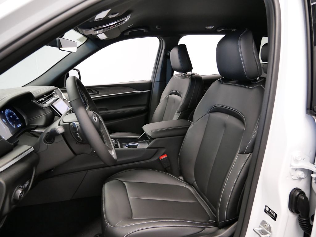 Thumbnail: 2025 Jeep Grand Cherokee - 3