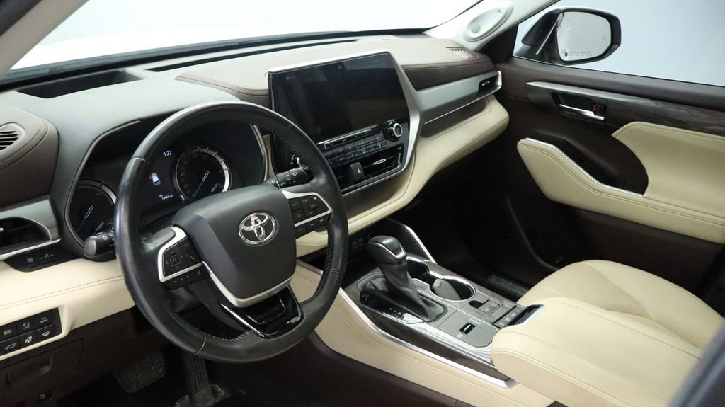 Thumbnail: 2022 Toyota Highlander - 29
