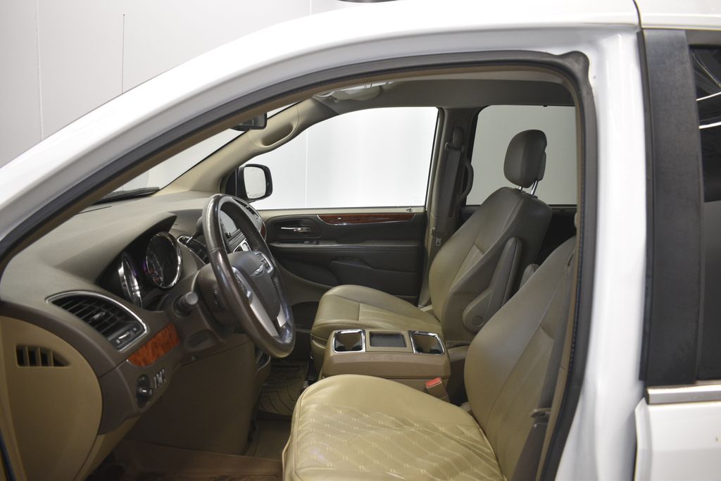 Thumbnail: 2015 Chrysler Town & Country - 28