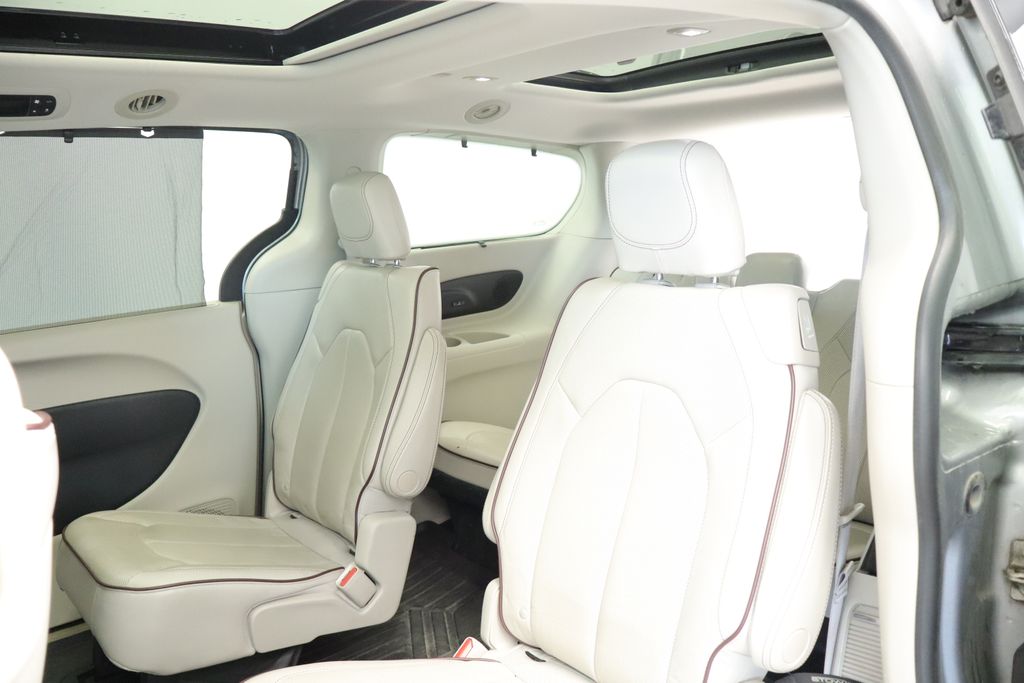Thumbnail: 2017 Chrysler Pacifica - 18