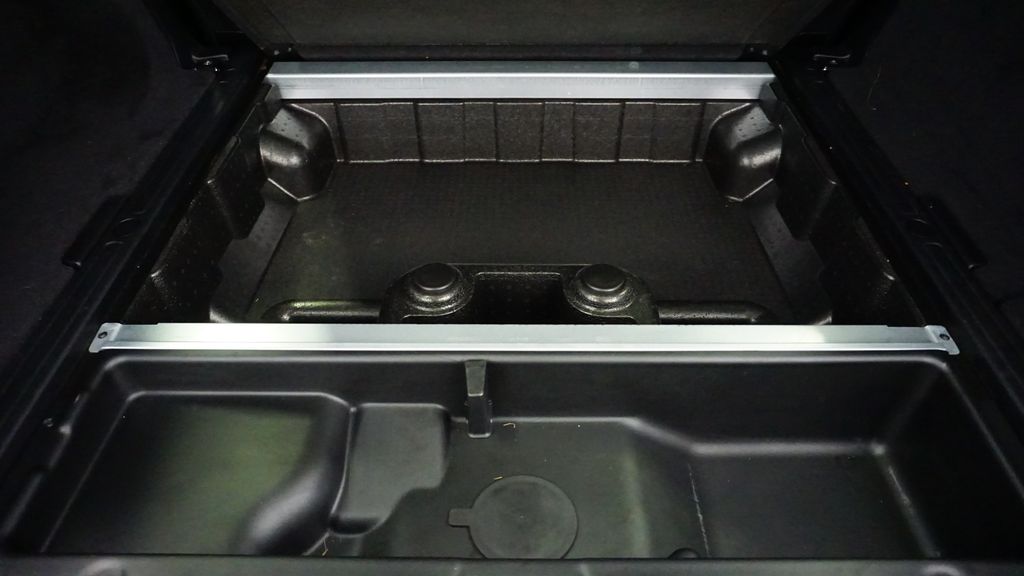 Thumbnail: 2020 Land Rover Discovery - 18