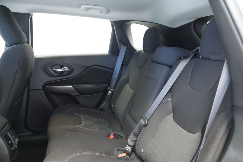 Thumbnail: 2019 Jeep Cherokee - 17