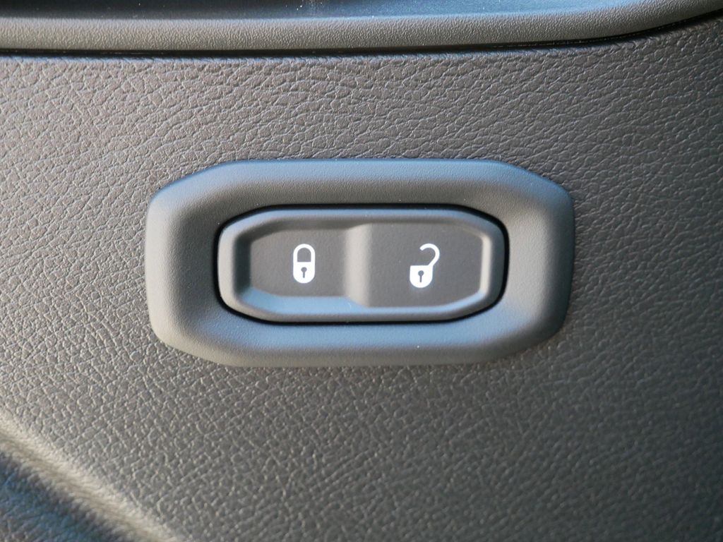 Thumbnail: 2025 Jeep Wrangler - 34