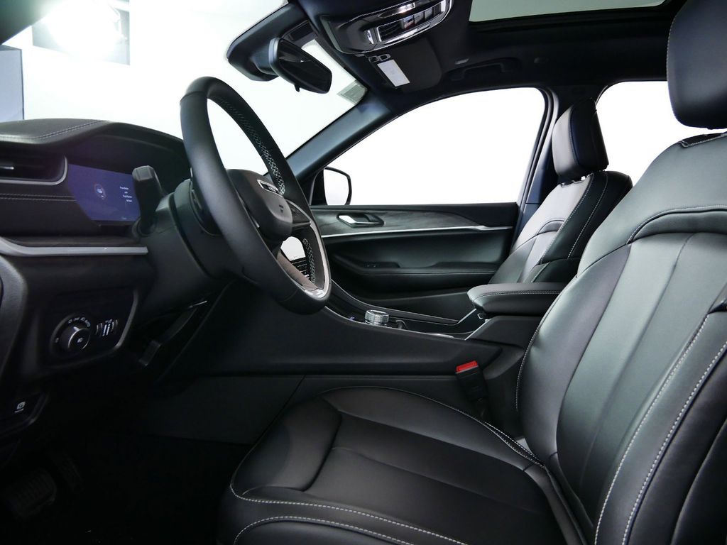 Thumbnail: 2025 Jeep Grand Cherokee - 33