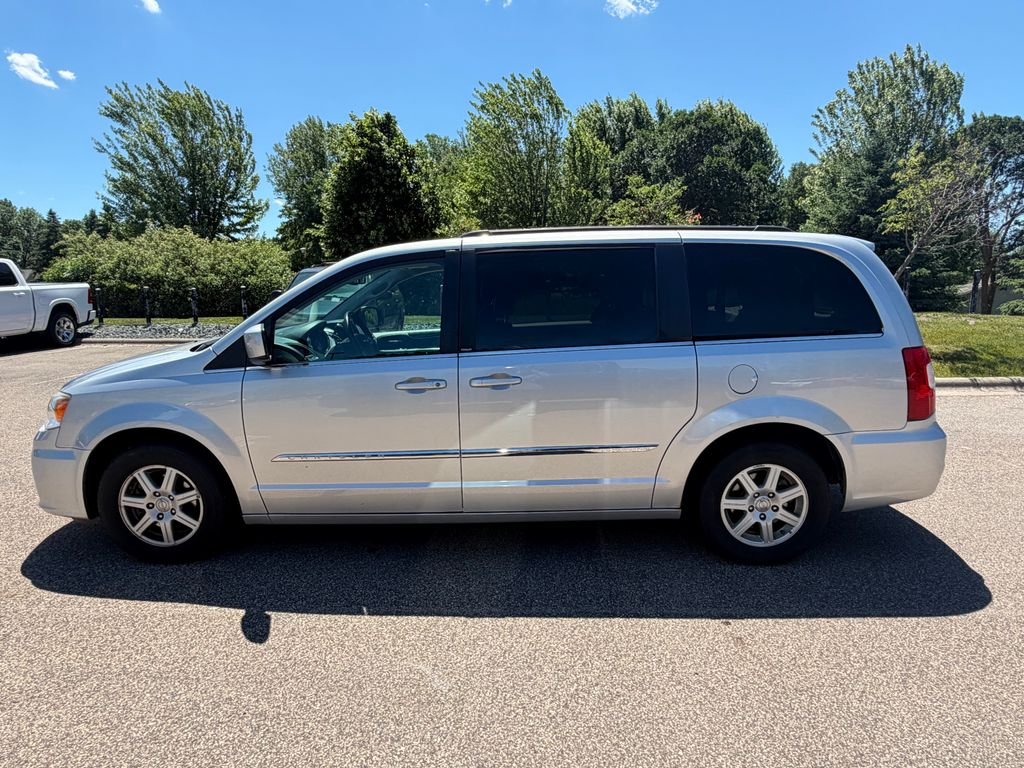 Thumbnail: 2012 Chrysler Town & Country - 10