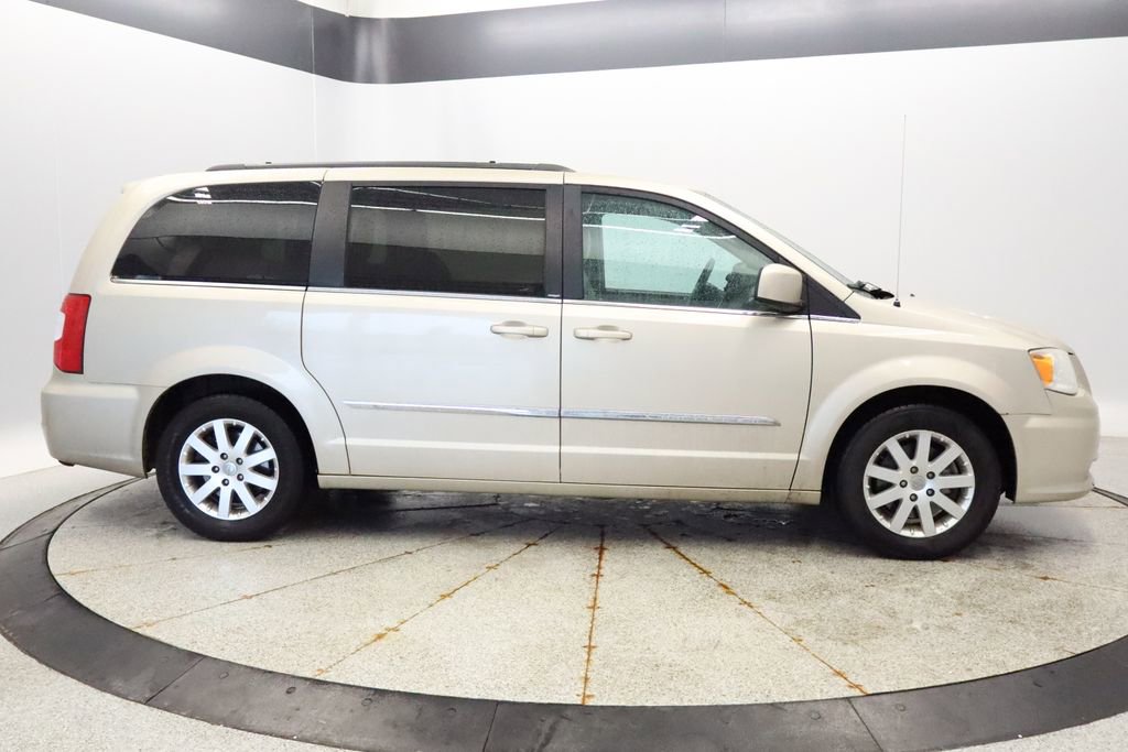 Thumbnail: 2014 Chrysler Town & Country - 6