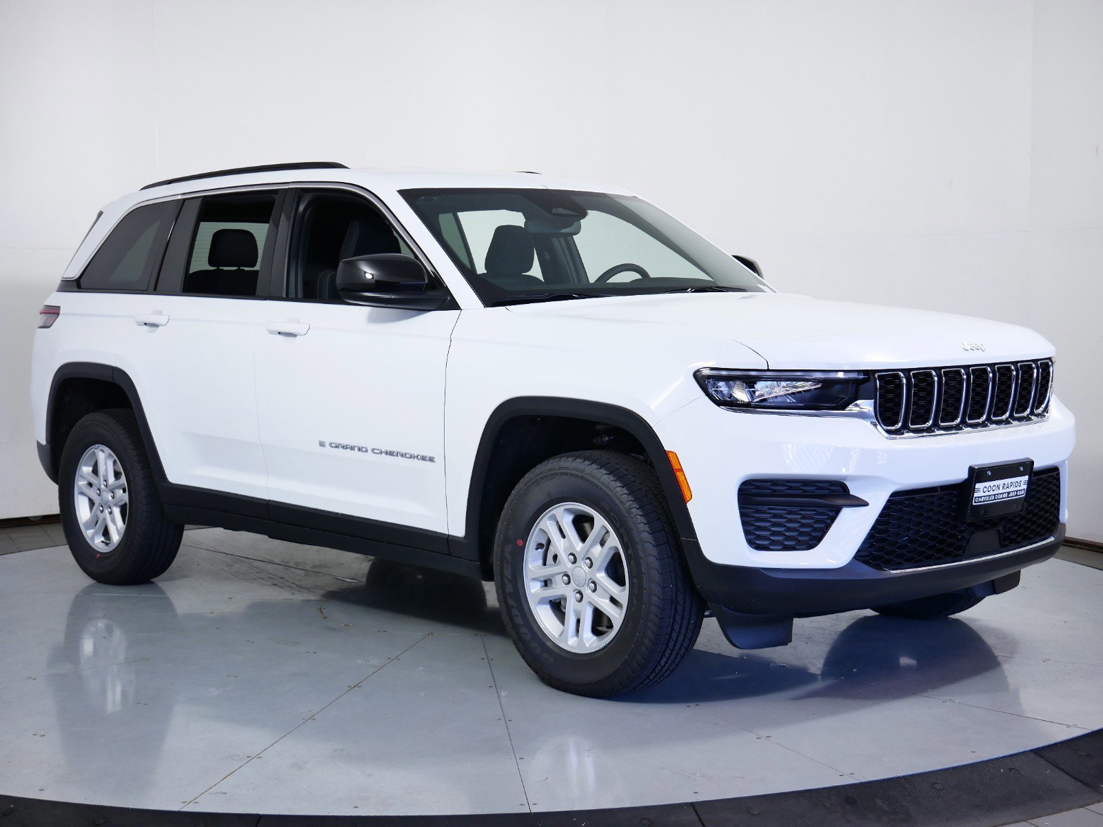 2024 Jeep Grand Cherokee Laredo 2